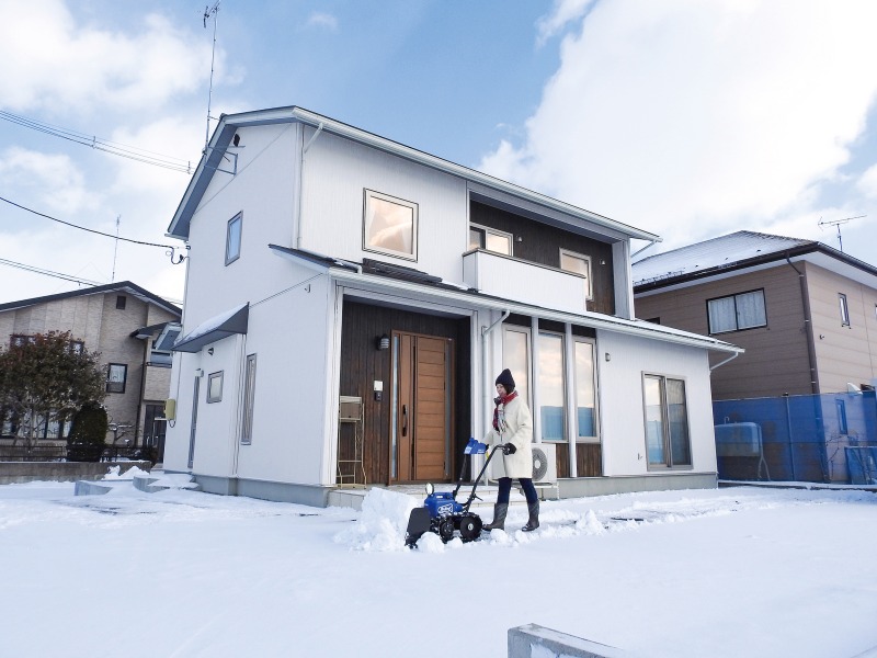 ササキ 静かでパワフルな電動除雪機 簡単な操作が魅力 早朝作業にも